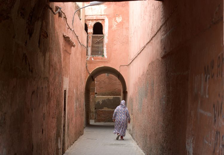 אישה מבוגרת בסמטה בעיר העתיקה בקזבלנקה
